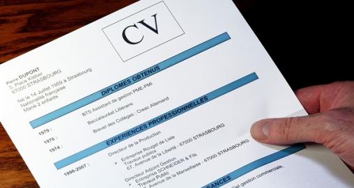 صورة لـ أفضل المواقع لإنشاء السيرة الذاتية الخاصة بك قبل البدء بالبحث عن العمل | cv_132174620