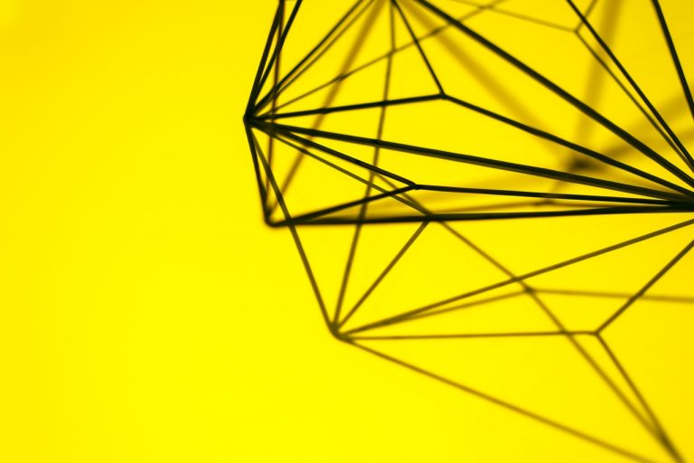 صورة لـ أهم ما يمكنك تعلمه و تعليمه لكسب المال من وراء تدريسها | yellow-metal-design-decoration-768x512-DzTechs