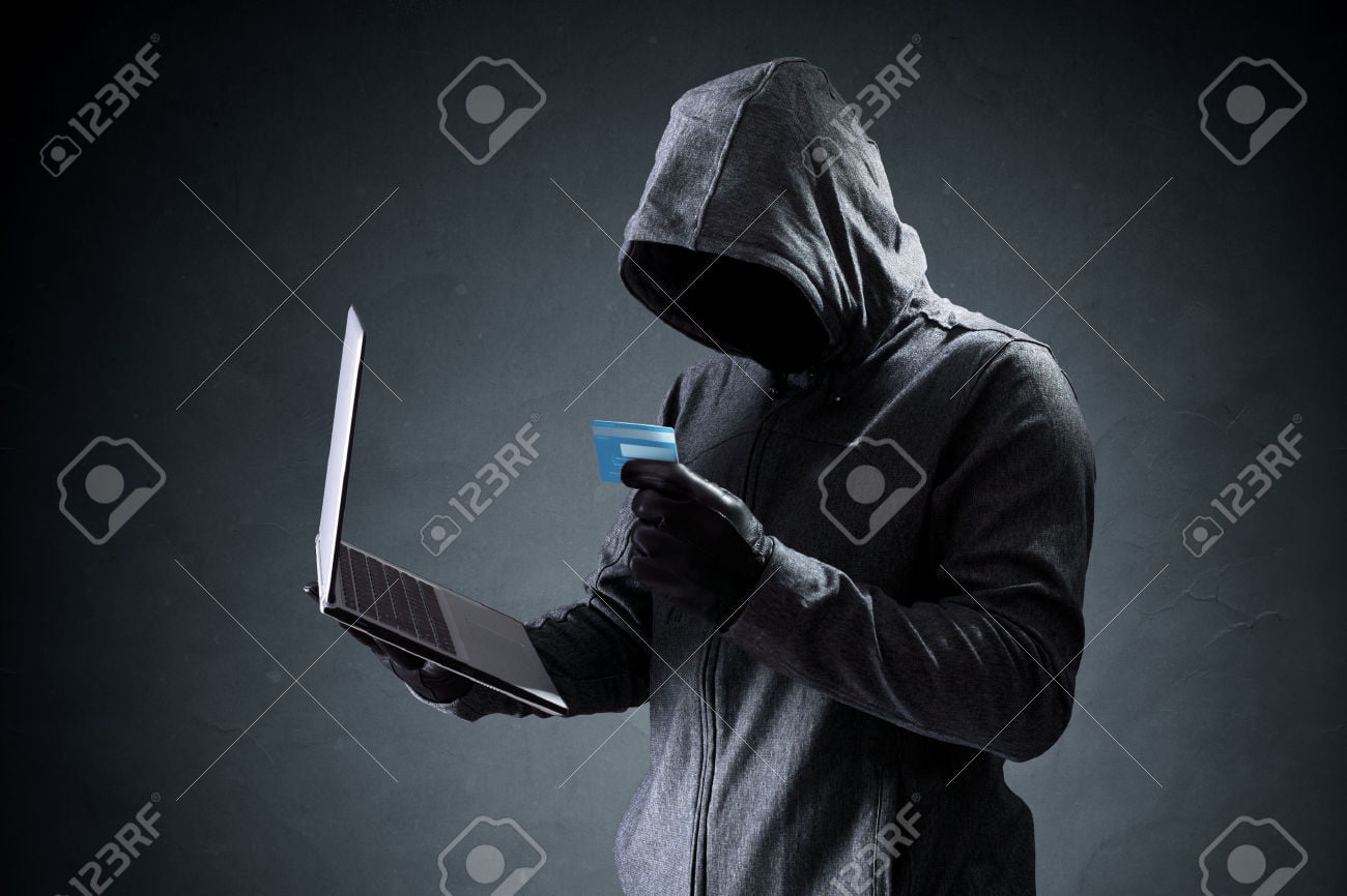 صورة لـ دورة تعليمية لاختراق الحواسيب مقدمة من أقوى هكر في أمريكا | 35905417-Computer-hacker-with-credit-card-stealing-data-from-a-laptop-concept-for-network-security-identity-t-Stock-Photo-DzTechs