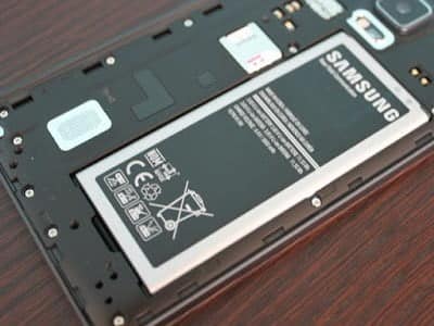 صورة لـ أسباب ستدفعك لشراء هاتف الأندرويد بدلا من الأيفون | Many-Android-phones-let-you-replace-the-battery-Thats-good-because-batteries-degrade-over-time--DzTechs