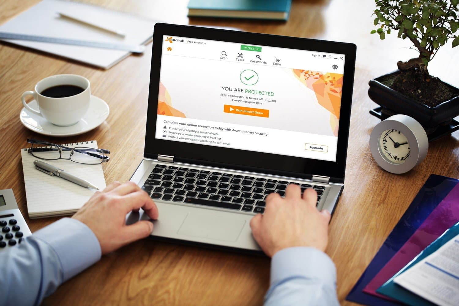 صورة لـ أفضل تطبيقات مكافحة الفيروسات وأمن الإنترنت المجانية لسنة 2023 | avast-anti-virus-laptop