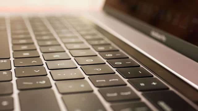 صورة لـ كيفية العثور على مجلد المنزل في MacOS واضافته الى Finder | macbook-pro-15-inch-2017-touchbar-0328129-min