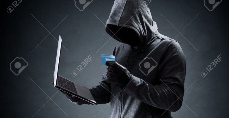 صورة لـ دورة تعليمية لاختراق الحواسيب مقدمة من أقوى هكر في أمريكا | 35905417-Computer-hacker-with-credit-card-stealing-data-from-a-laptop-concept-for-network-security-identity-t-Stock-Photo