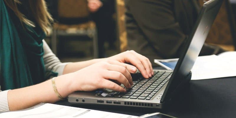 صورة لـ 6 تطبيقات أساسية للكمبيوتر المحمول للمُستخدمين الذين يُسافرون بكثرة | best-laptop-apps-header-DzTechs