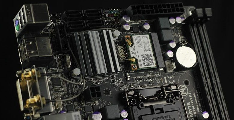 صورة لـ كيفية إعادة تعيين CMOS الخاص بحاسوبك ولماذا قد تحتاج إلى فعل هذا؟ | reset-cmos-motherboard-hero