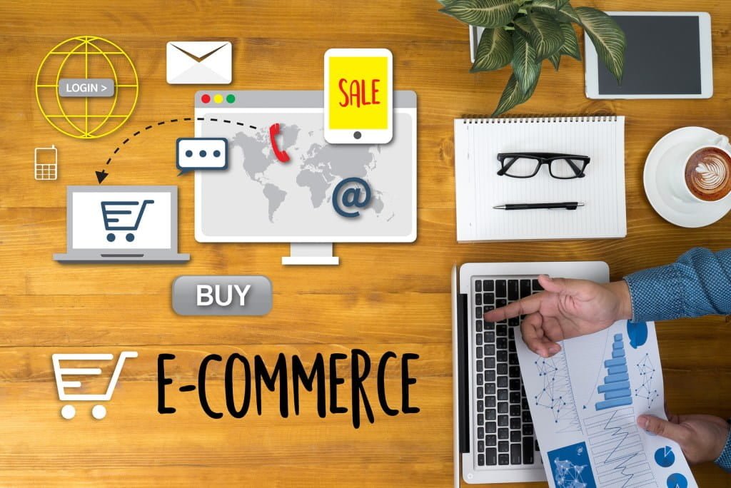 صورة لـ كيفية إنشاء موقع للتجارة الإلكترونية باستخدام أفضل منصتين | bigstock_E_commerce_Add_To_Cart_Online_159438008-o0AqBVfs