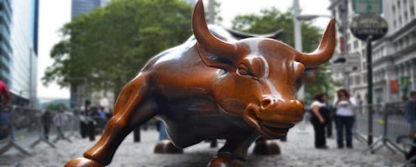 صورة لـ كيفية الاستثمار في سوق الأسهم باستخدام منصة eToro | charging-bull