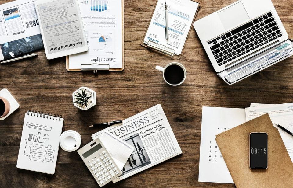 صورة لـ كيفية وضع خطة لبدء الأعمال التجارية عبر الإنترنت والربح منها | https___blogs_images.forbes.com_alejandrocremades_files_2018_07_desk_3139127_1920_1200x773-MJdAuVfs