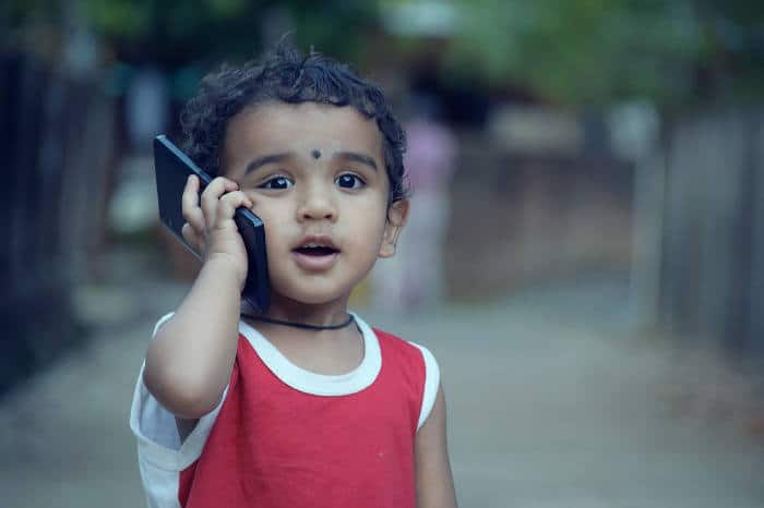 صورة لـ ماذا تحتاج لتعرفه قبل الحصول على لعبة ذكية لأبنائك | smart-toy-01-child-phone-DzTechs