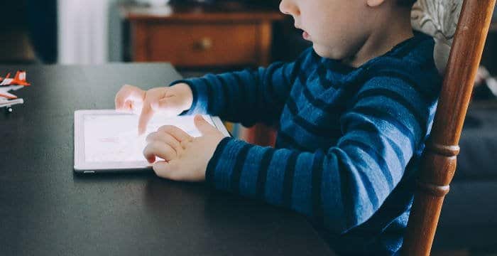 صورة لـ ماذا تحتاج لتعرفه قبل الحصول على لعبة ذكية لأبنائك | smart-toy-02-child-tablet-DzTechs