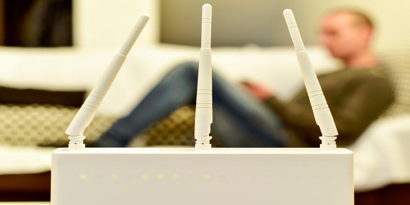 صورة لـ الفرق بين معزز، مكرر، وموسع شبكة الواي فاي وشرح كل منها | wifi-booster-featured-DzTechs