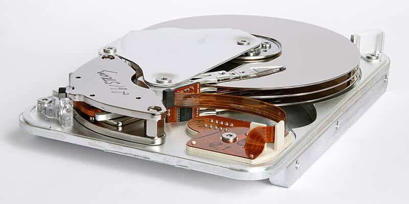 صورة لـ كيفية منع المستخدم من استخدام كل مساحة الهارد ديسك في الويندوز | win-storage-quota-limit-featured-DzTechs