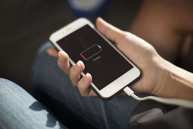 صورة لـ كيفية إصلاح مشكل شاشة الموت السوداء على الـ iPhone الخاص بك | iphone-charging-screen-DzTechs
