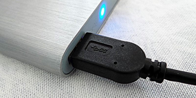 صورة لـ لماذا نهتم بإزالة محركات أقراص USB بأمان ، وماذا يحدث إذا لم نفعل ذلك؟ | Safely-Remove-Featured-DzTechs