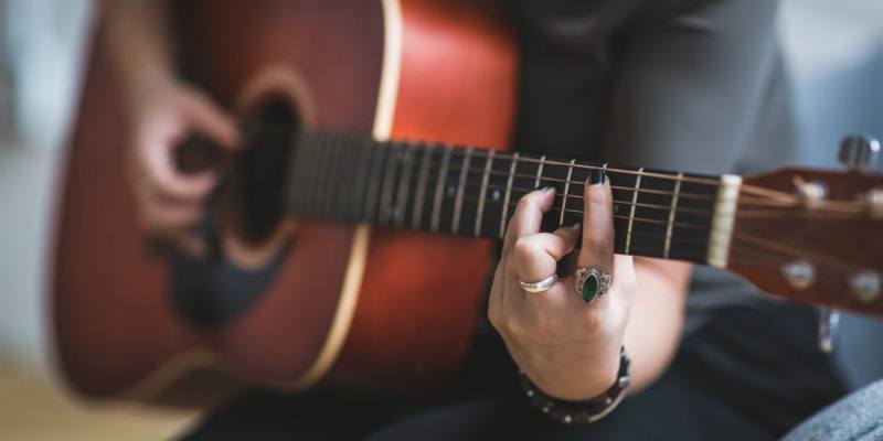 صورة لـ 5 تطبيقات غيتار للهاتف الذكي رهيبة لتجعلك غيثاري محترف | guitar-app-feature-DzTechs