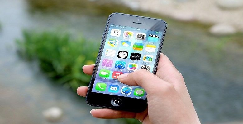 صورة لـ مُتصفح Safari لا يعمل على الـ iPhone الخاص بك؟ إليك كيفية إصلاحه | iphone-in-persons-hand
