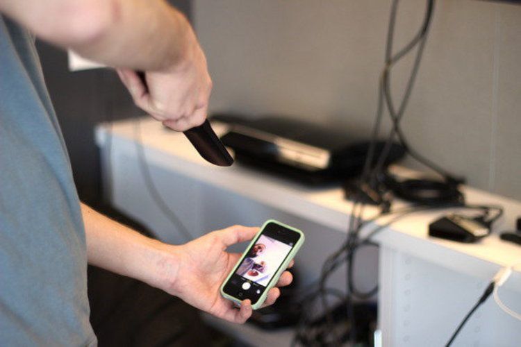 صورة لـ كيفية استخدام كاميرا الهاتف الذكي الخاصة بك لاختبار بطاريات جهاز التحكم عن بعد | test-remote-batteries-with-a-smartphone-DzTechs