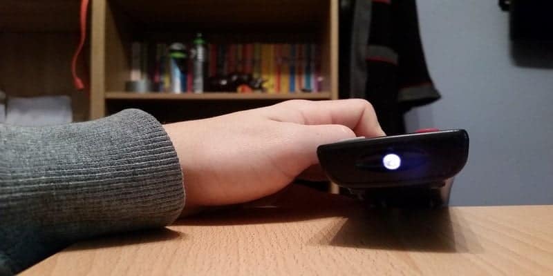 صورة لـ كيفية استخدام كاميرا الهاتف الذكي الخاصة بك لاختبار بطاريات جهاز التحكم عن بعد | test-remote-batteries-with-a-smartphone-featured-DzTechs