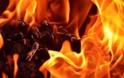 صورة لـ هل يجب عليك ترك أجهزة الكمبيوتر المحمولة موصولة بالشاحن باستمرار؟ | Laptop-Plugged-In-Heat-DzTechs