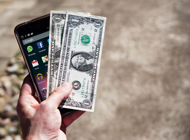 صورة لـ ما تحتاج إلى معرفته عن الهواتف التي تعمل بنظام Android One | android-one-phone-cash-DzTechs