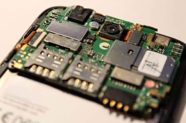 صورة لـ ما تحتاج إلى معرفته عن الهواتف التي تعمل بنظام Android One | android-one-phone-inside-DzTechs