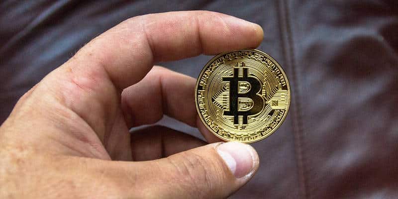 صورة لـ مقارنة بين التعدين وتداول العُملات المُشفرة – أي خيار هو الأفضل لك؟ | mining-vs-trading-00-featured