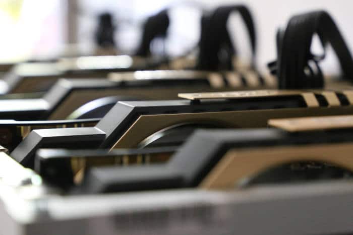 صورة لـ مقارنة بين التعدين وتداول العُملات المُشفرة – أي خيار هو الأفضل لك؟ | mining-vs-trading-01-mining-DzTechs