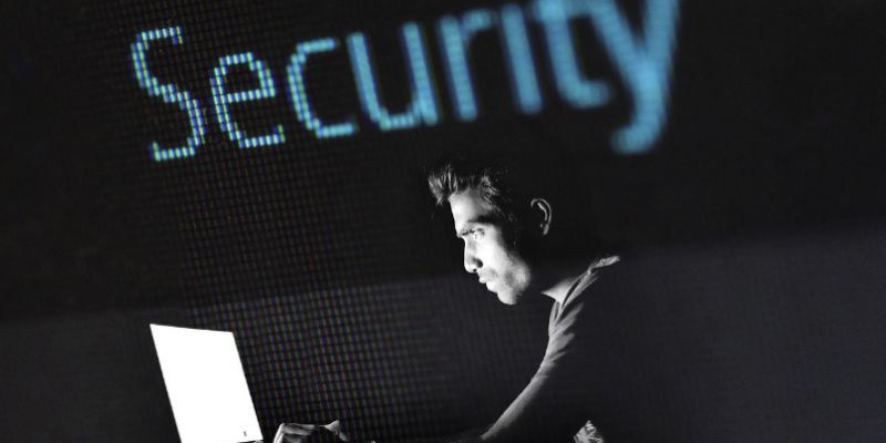 صورة لـ قم بحماية حساب Facebook الخاص بك من المخترقين | facebook-hackers-featured-image-DzTechs