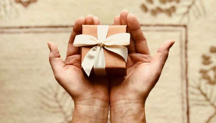 صورة لـ 6 أسباب يجب عليك فيها استخدام وضع التصفح المتخفي أثناء تصفح الانترنت | incognito-gift-DzTechs