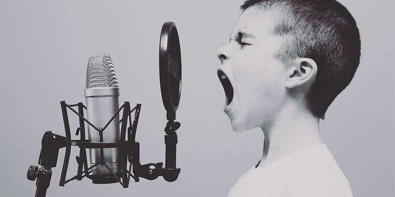 صورة لـ كيفية إعداد ميكروفون خارجي على جهاز Mac الخاص بك | connect-mic-to-mac-hero