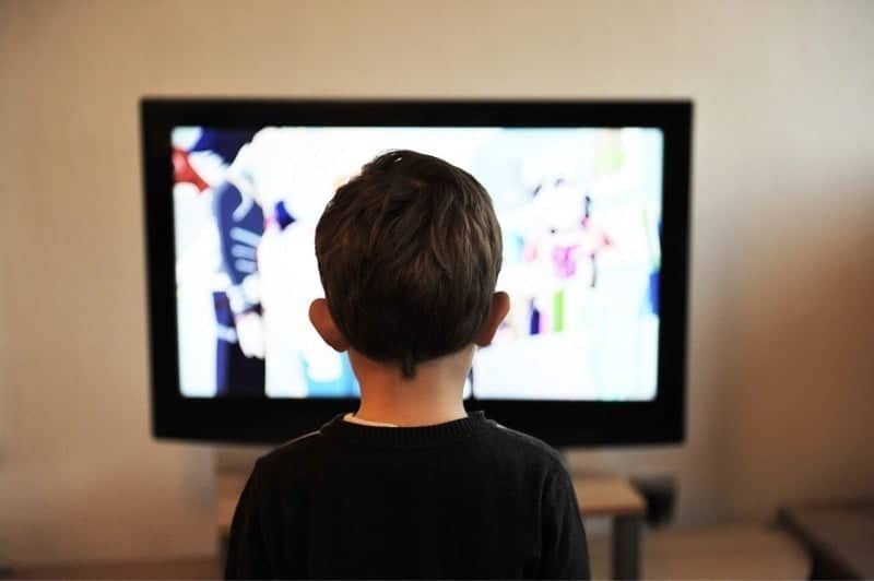 صورة لـ Samsung تختبر التلفزيون الذي يُتحكم فيه من خلال الدماغ | news-samsung-brain-tv-boy-DzTechs