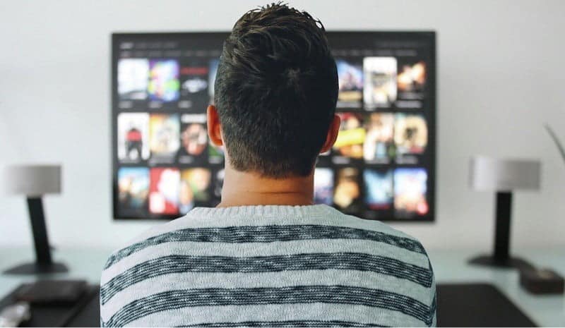صورة لـ Samsung تختبر التلفزيون الذي يُتحكم فيه من خلال الدماغ | news-samsung-brain-tv-man-DzTechs