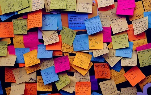 صورة لـ أفضل التطبيقات المجانية البديلة لـ Google Keep Notes لأخذ الملاحظات | post-it-notes-1284667_640
