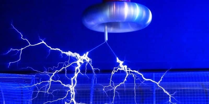 صورة لـ كيف تعمل بطاريات الحالة الصلبة وهل هي بهذه الكفاءة؟ | what-are-solid-state-batteries-hero-DzTechs
