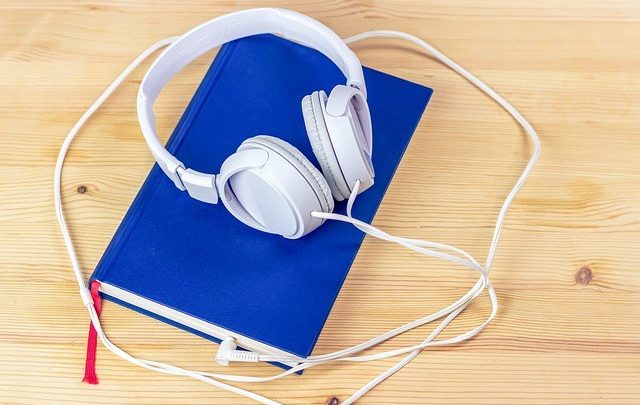 صورة لـ أفضل تطبيقات Audiobook لمُستخدمي الـ iPhone (مجانية ومدفوعة) | Audible-vs.-Play-Store-Audiobooks-1
