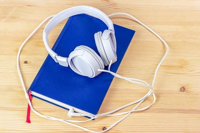 صورة لـ أفضل تطبيقات Audiobook لمُستخدمي الـ iPhone (مجانية ومدفوعة) | Audible-vs.-Play-Store-Audiobooks-DzTechs