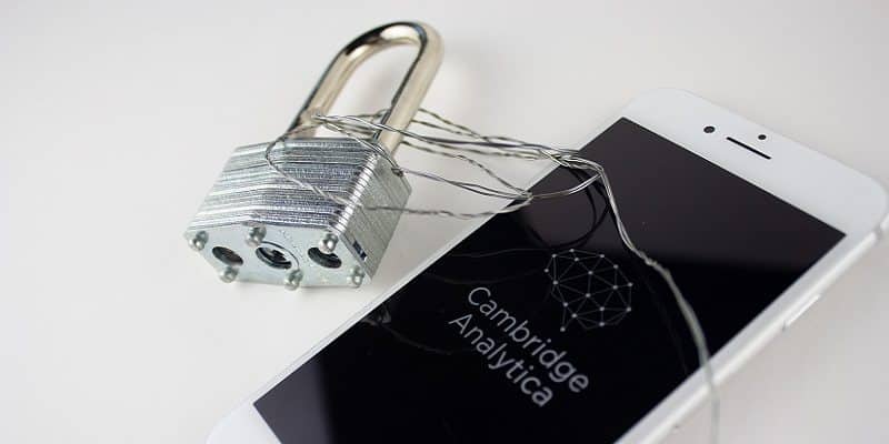 صورة لـ كيفية مكافحة هجمات التصيد عبر الهاتف الخليوي | Cell-Phone-Phishing-Featured-Attr-bookcatalog-41237921592-e1545580802320