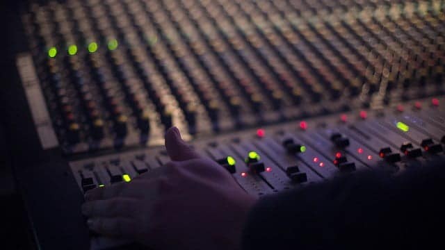 صورة لـ أفضل البدائل TuneIn لاحتياجات الموسيقى والراديو الخاصة بك | audio-1839162_640-DzTechs