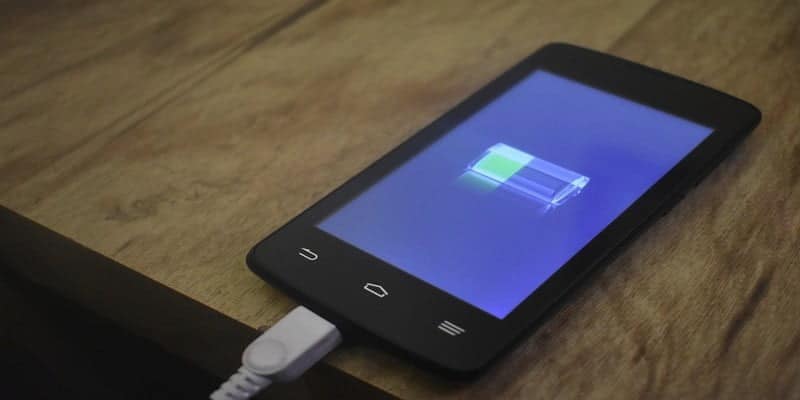 صورة لـ استراتيجيات للحفاظ على عمر بطارية الهاتف المحمول خلال سفرك | Battery-Featured-DzTechs