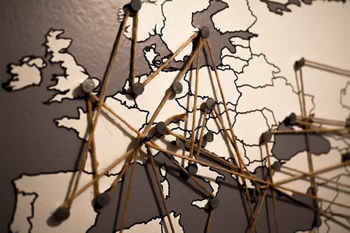صورة لـ هل يجب أن تكون قلق حول أذونات الموقع التي تمنحها للتطبيقات؟ | location-tracking-location-history-DzTechs