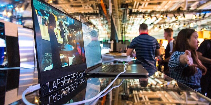 صورة لـ CES 2019: شاشة Lapscreen USB-C الرقيقة كالورق والتي تنقلها معك بسهولة | news-lapscreen-monitor-featured-2