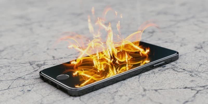 صورة لـ لماذا تنفجر بطاريات الهواتف الذكية وكيف تحمي نفسك منها | smartphone-explosions-featured