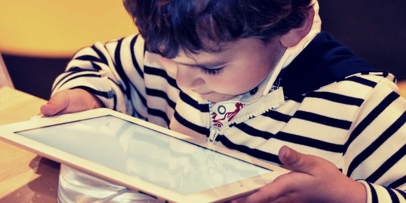 صورة لـ نصائح مفيدة لجعل YouTube أكثر أمانًا لأطفالك | youtube-safety-featured-image