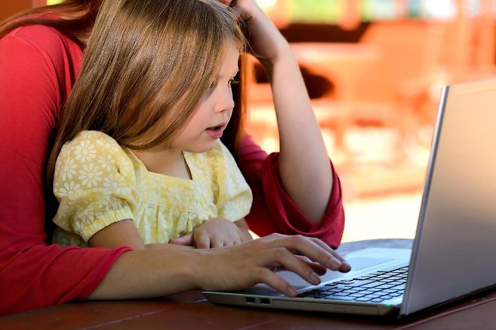 صورة لـ نصائح مفيدة لجعل YouTube أكثر أمانًا لأطفالك | youtube-safety-parent-monitoring-DzTechs