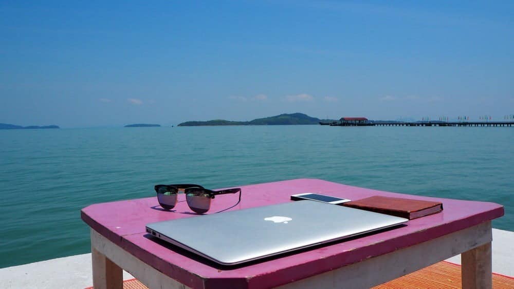 صورة لـ كيفية بناء أعمال الكتابة الحرة بشكل مُستقل أثناء السفر حول العالم | Build-a-Freelance-Writing-Business-while-Travelling-the-World-DzTechs