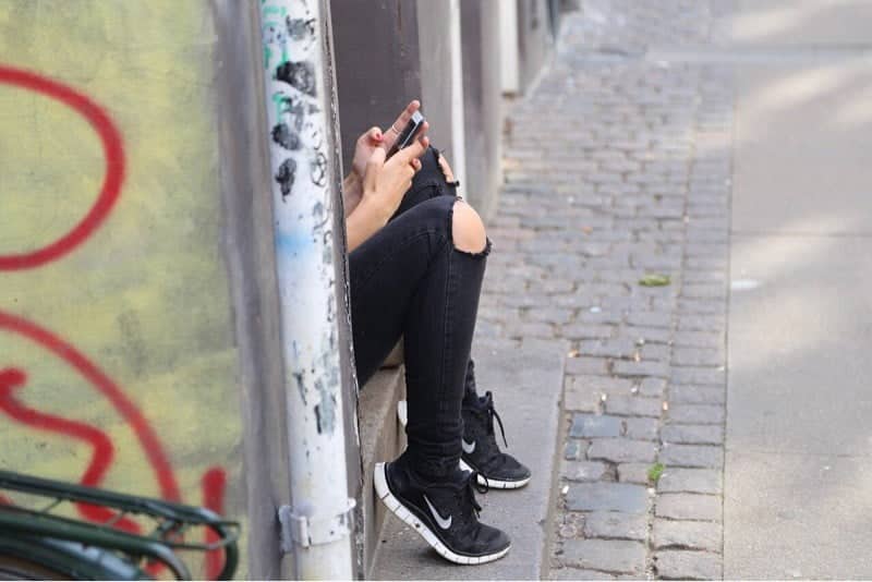 صورة لـ Facebook تدفع للمُراهقين مُقابل تثبيت أحد التطبيقات التي تتجسس عليهم | news-facebook-teenagers-sitting-DzTechs