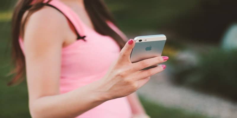 صورة لـ كيفية تنظيم التطبيقات بشكل أفضل على الـ iPhone الخاص بك | organize-apps-iPhone-hold-phone-DzTechs