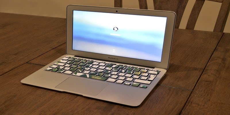 صورة لـ سُكب الماء على الـ Macbook الخاص بك؟ إليك كيفية إصلاح الـ Mac التالف بسبب المياه | spilled-water-macbook-skin-DzTechs