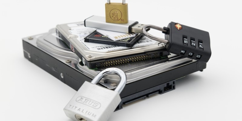 صورة لـ كيفية حماية الأقراص الصلبة الخاصة بك بكلمة سر من BIOS / UEFI | disk-lock-featured-DzTechs