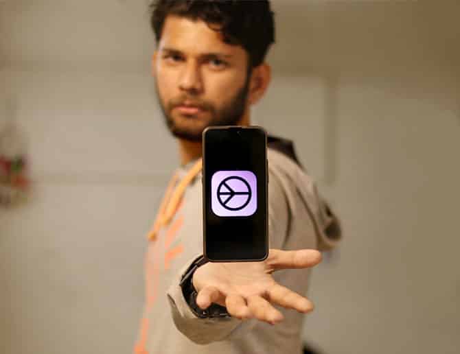 صورة لـ أفضل تطبيقات Craigslist لنظامي Android و iOS | pratik-holding-phone